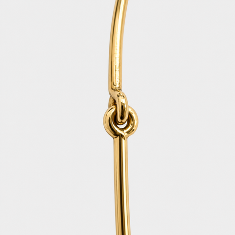 Close-up of the connecting rings between sections of an 18K yellow gold omega necklace.